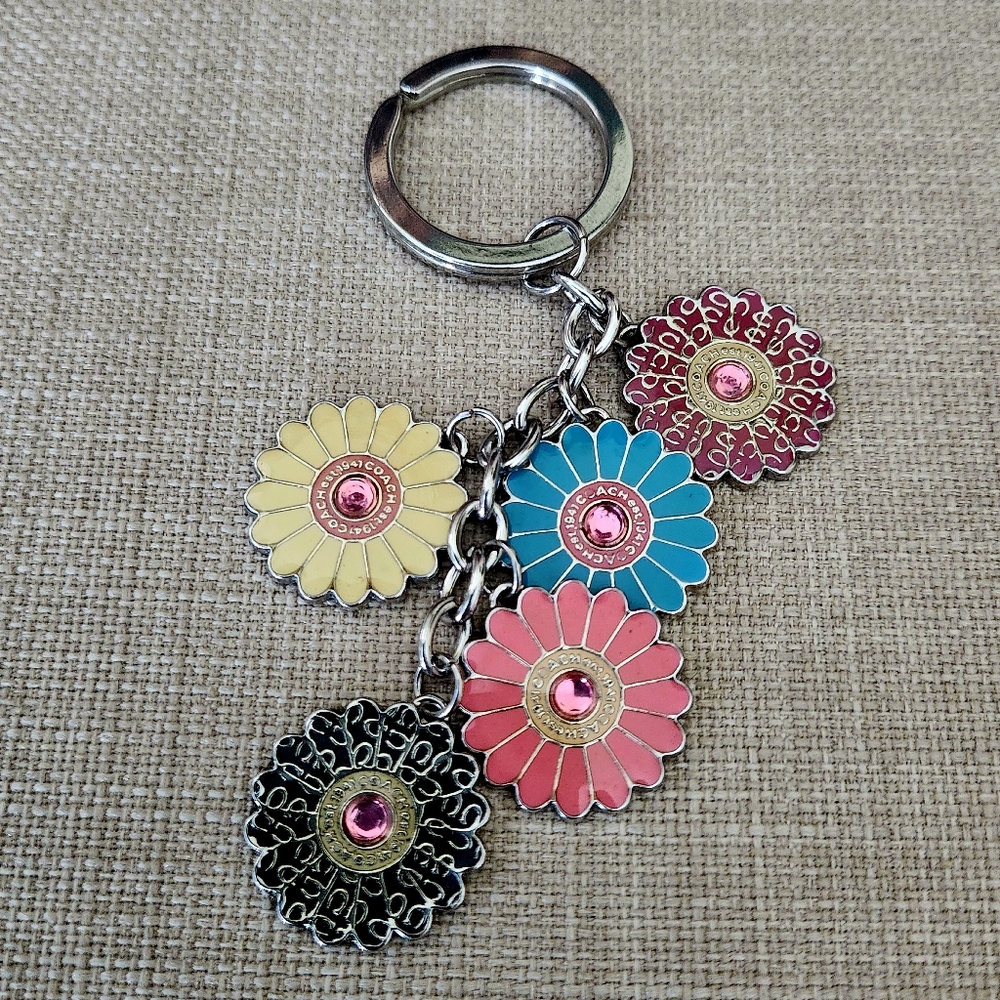Beautiful Metal Coach Crystal Flower Keychain 🔥